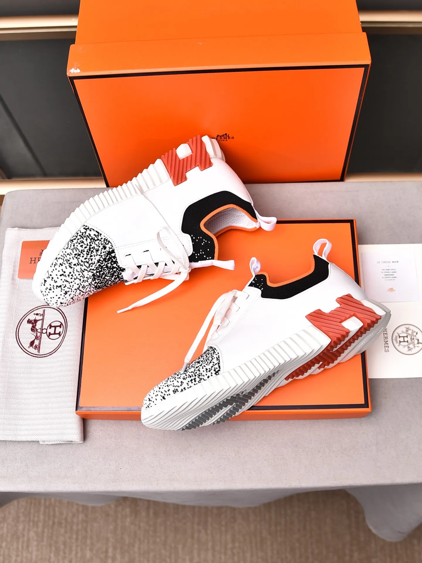 Factory price PP600 [Hermes] fe new arrival~ New Bouncing sneakers are the most comfortable shoes from Hermès, no one else⃣️. They are very light on the feet and look great. You won’t feel tired even when you go shopping and running around. 👍 Very light and comfortable, very light, suitable for both sports and leisure, and feel great when you step on them! It’s up to you to choose, there’s always what you want~ ✔️Fabric: Imported first-layer cowhide + high-elastic fly weave ✔️Inner lining: Imported water-dyed cow lining ✔️Outsole: Seamless combination of IP+TPU (multi-color letters) German technology irradiation machine ✔️Code number: Male 38-44 (45 customized)